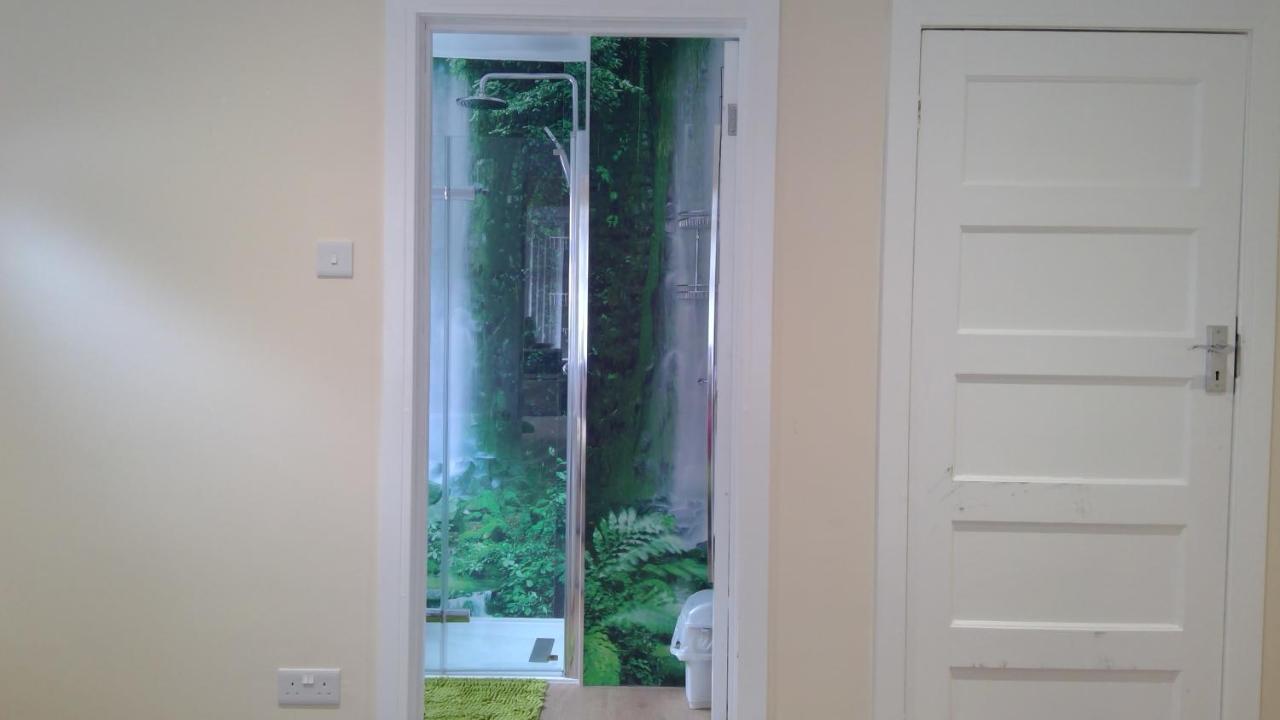 Luxury London Ensuite Double Room, Park Free, Tram-Train! Mitcham Exterior photo